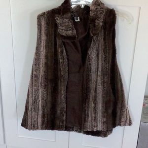 L/XL Apt9 faux fur lined vest